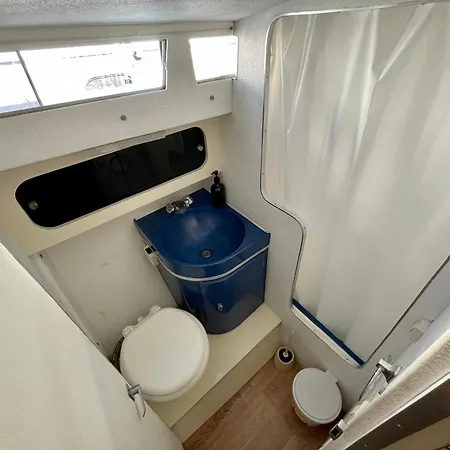 Barco Amplio Con 2 Camarotes / Comfy Boat With 2 Bedrooms - Botel