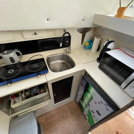 Barco Amplio Con 2 Camarotes / Comfy Boat With 2 Bedrooms - *