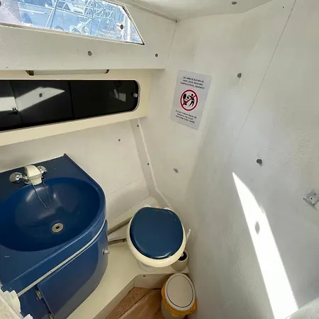 Barco Amplio Con 2 Camarotes / Comfy Boat With 2 Bedrooms - Barcelona
