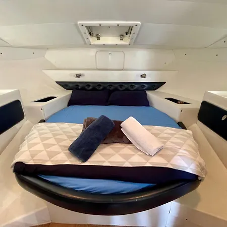 Barco Amplio Con 2 Camarotes / Comfy Boat With 2 Bedrooms -
