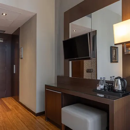 Colonial Hotel 4*