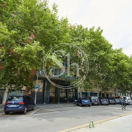 Bonito Cerca De Estacion De Sants * Barcelona