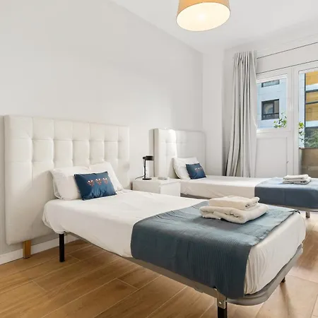 Appartamento Fridays Flats Spacious 4br Family Retreat Barcellona