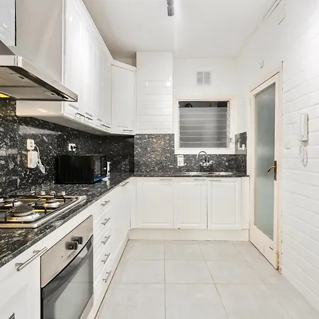 Appartamento Fridays Flats Spacious 4br Family Retreat Barcellona