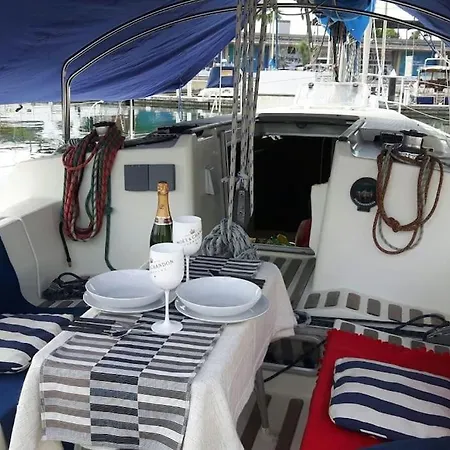 Botel Amazing Flat In Classic Sailing Boat In Barcelona