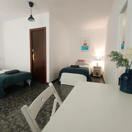 - Urquinaona Hostel *