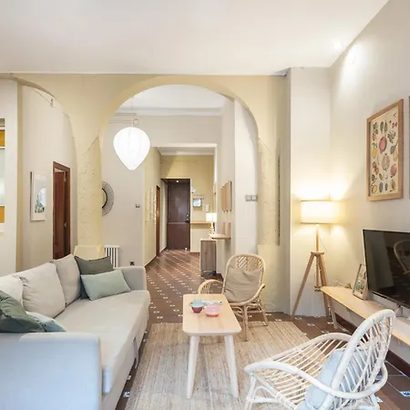 Spacious & Sunny With Terrace In The Center شقة *