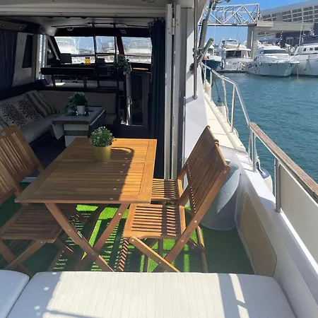 Spacious And Cozy Boat House In Barcelona