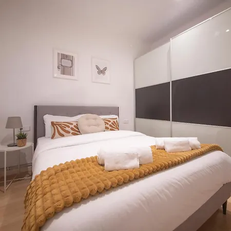 One Bedroom In Carrer Arago Appartement *