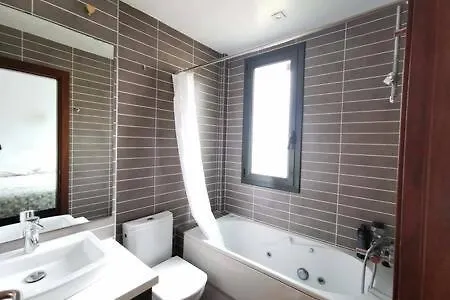 Townhouse With Communal Pool Ideal For Families *