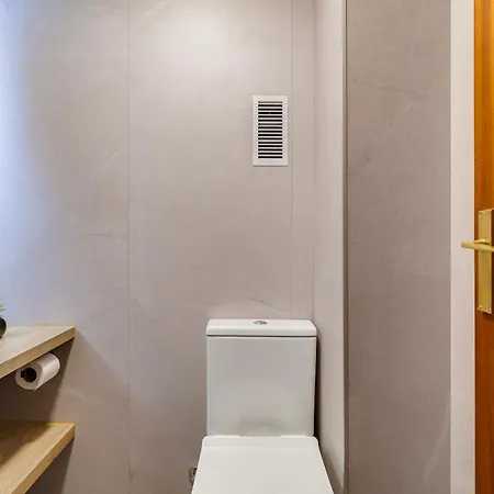 Spacious 4 Bedroom Fira Bcn & Camp Nou Apartman