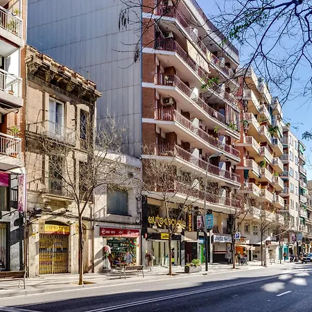 Spacious 4 Bedroom Fira Bcn & Camp Nou Apartman *