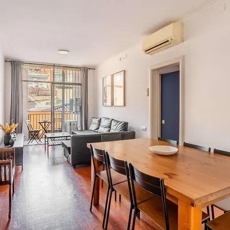 Next To Sagrada Familia 4-bedroom Apartment *
