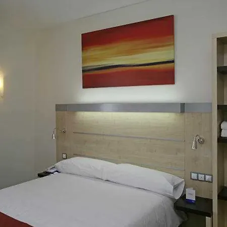 Отель Holiday Express City 22@ By Ihg 3*