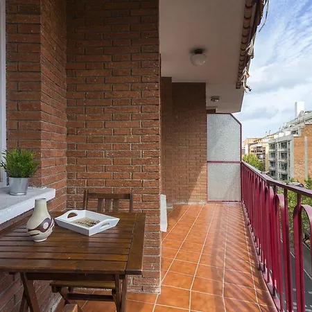 Spacious 4 Bedroom Fira Bcn & Camp Nou Apartman