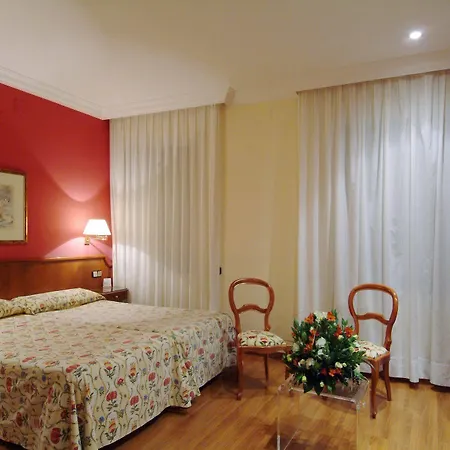 Regencia Colón 3*