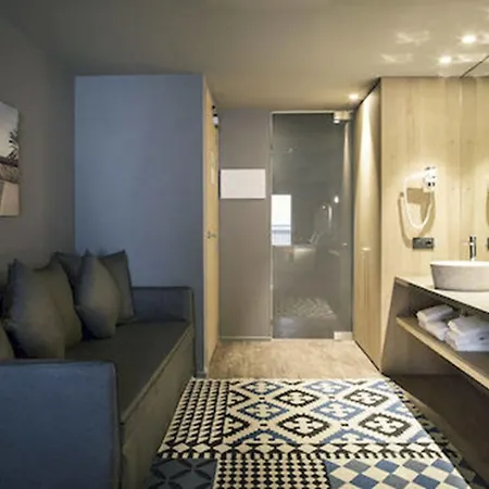Yurbban Trafalgar Hotel 3*