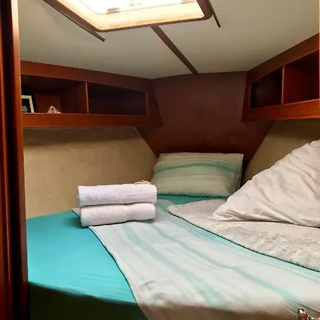 Sleep & Boats Barcelona Botel *