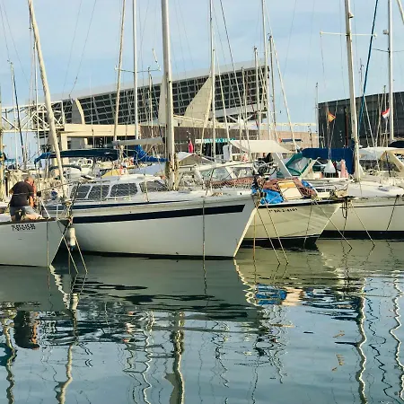 Sleep & Boats Barcelona Botel *