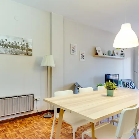 Spacious 4 Bedroom Fira Bcn & Camp Nou Apartman Barcelona