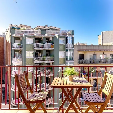 Spacious 4 Bedroom Fira Bcn & Camp Nou Apartman *