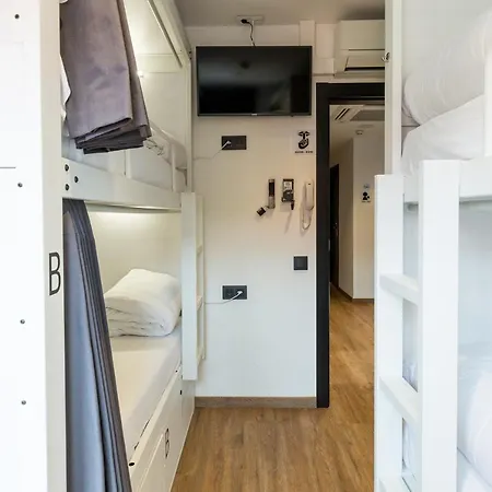 Airhostel Barcelona Airport 24h *