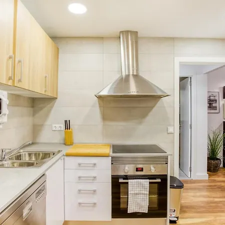 Nice And Cozy 4 Bedroom In Sants-montjuic Bcn