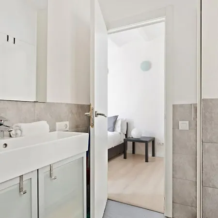 Cozy Apartment In Sagrada Familia Apartment *