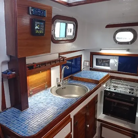 Botel Spacious And Cozy Caribbean Boat In Barcelona With Tour Option *