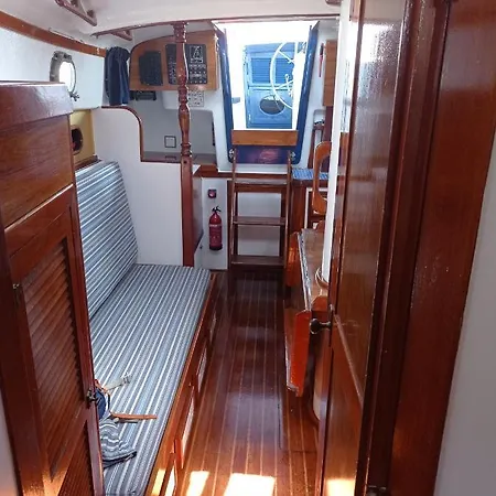 Spacious And Cozy Caribbean Boat In Barcelona With Tour Option *