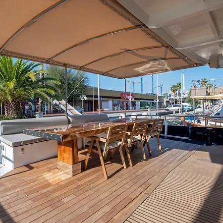 Luxury Boat Hotel en barco