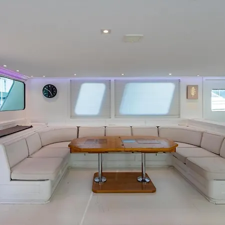 Hotel en barco Luxury Boat