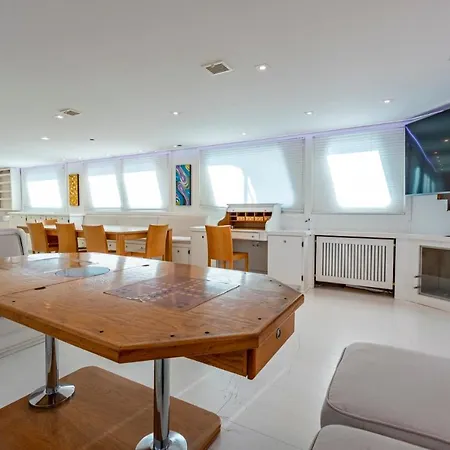 Luxury Boat Hotel en barco Sant Adrià de Besòs