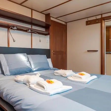 Luxury Boat Hotel en barco