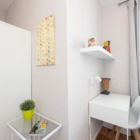 Apartment Clot Market *