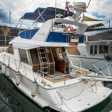 Barco El Marques Botel