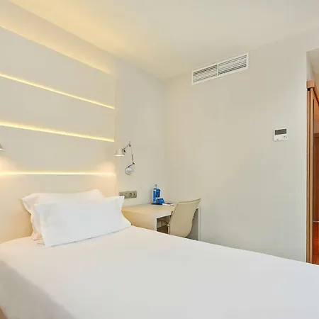 Отель Nh Les Corts Барселона