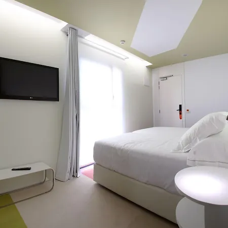 Mate Pau, Hotel Barcelona