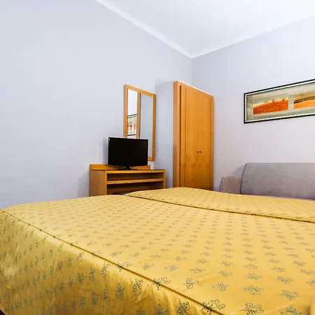 Lyon Hotel *