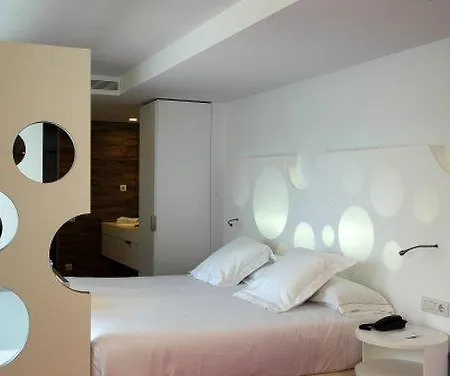 Mate Pau, Hotel 3*