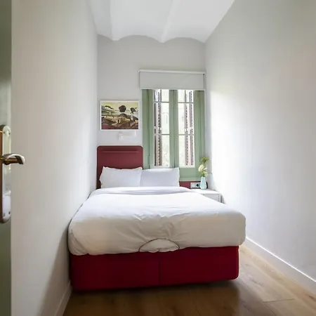 31ent1027 - Mediterranean Decorated Barcelona