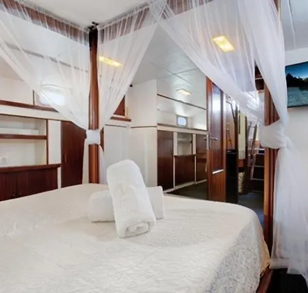 Botel Charming Boat In Barcelona - Perfect Getaway