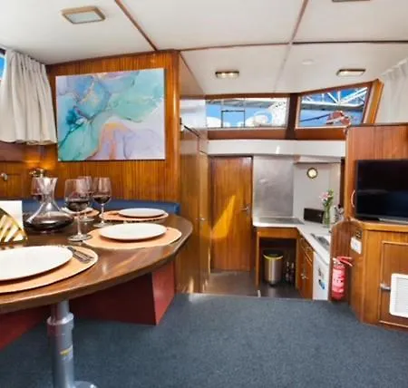 Botel Charming Boat In Barcelona - Perfect Getaway