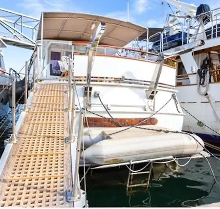 Charming Boat In Barcelona - Perfect Getaway