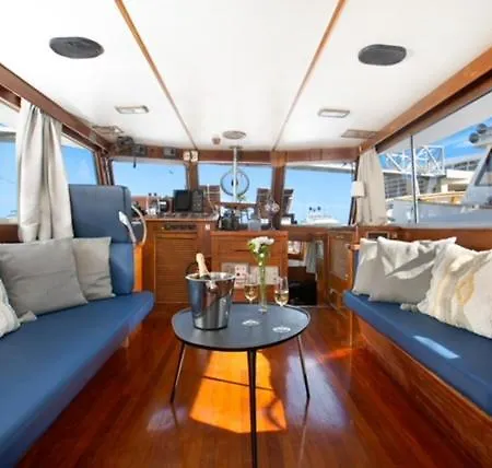 Charming Boat In Barcelona - Perfect Getaway Botel *