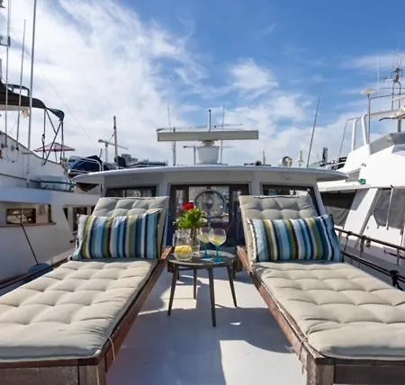 Charming Boat In Barcelona - Perfect Getaway Botel