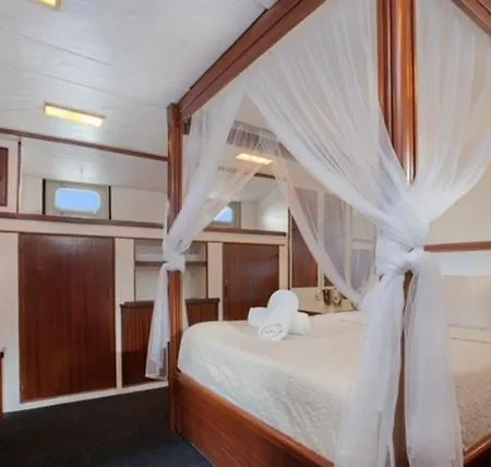 Botel Charming Boat In Barcelona - Perfect Getaway
