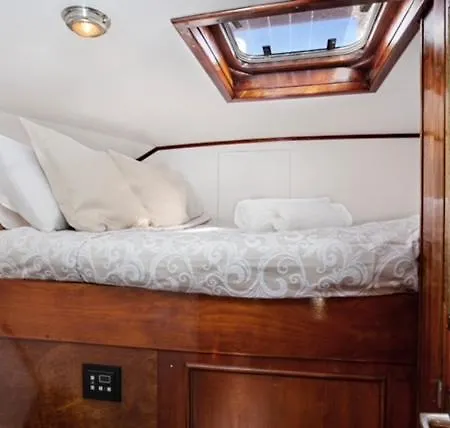Botel Charming Boat In Barcelona - Perfect Getaway