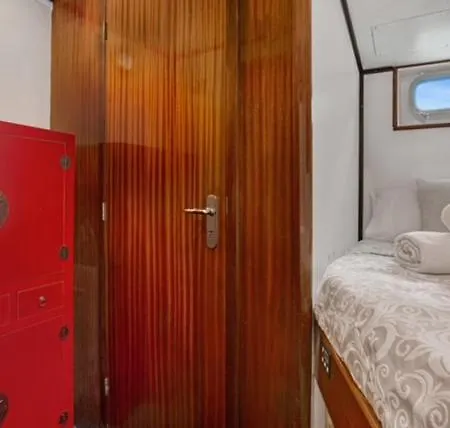 Charming Boat In Barcelona - Perfect Getaway Botel