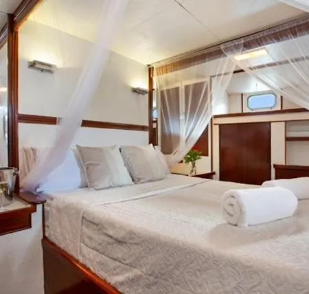 Botel Charming Boat In Barcelona - Perfect Getaway Sant Adria de Besos